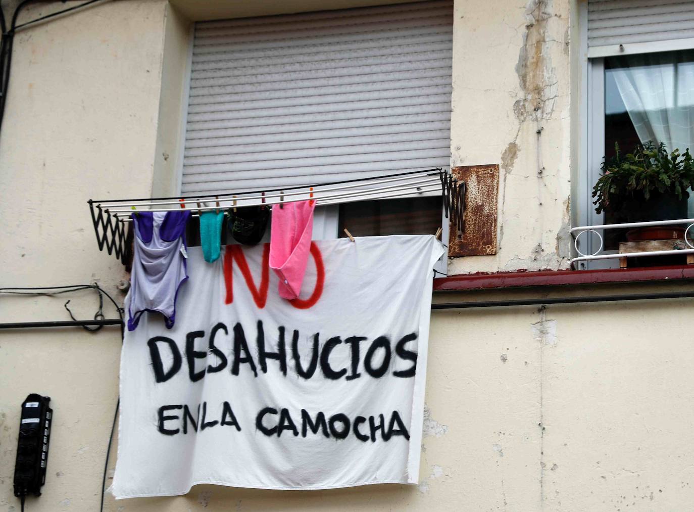 El propietario de una de la vivienda entregó las llaves a la comisión judicial sin oponer resistencia