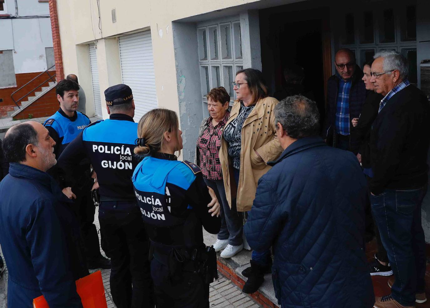 El propietario de una de la vivienda entregó las llaves a la comisión judicial sin oponer resistencia