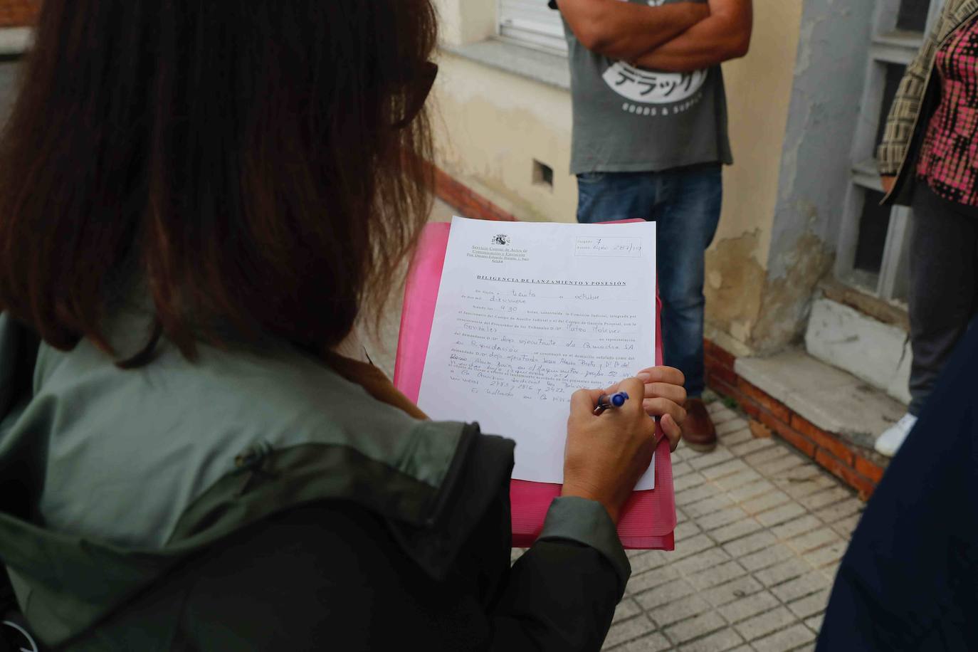 El propietario de una de la vivienda entregó las llaves a la comisión judicial sin oponer resistencia