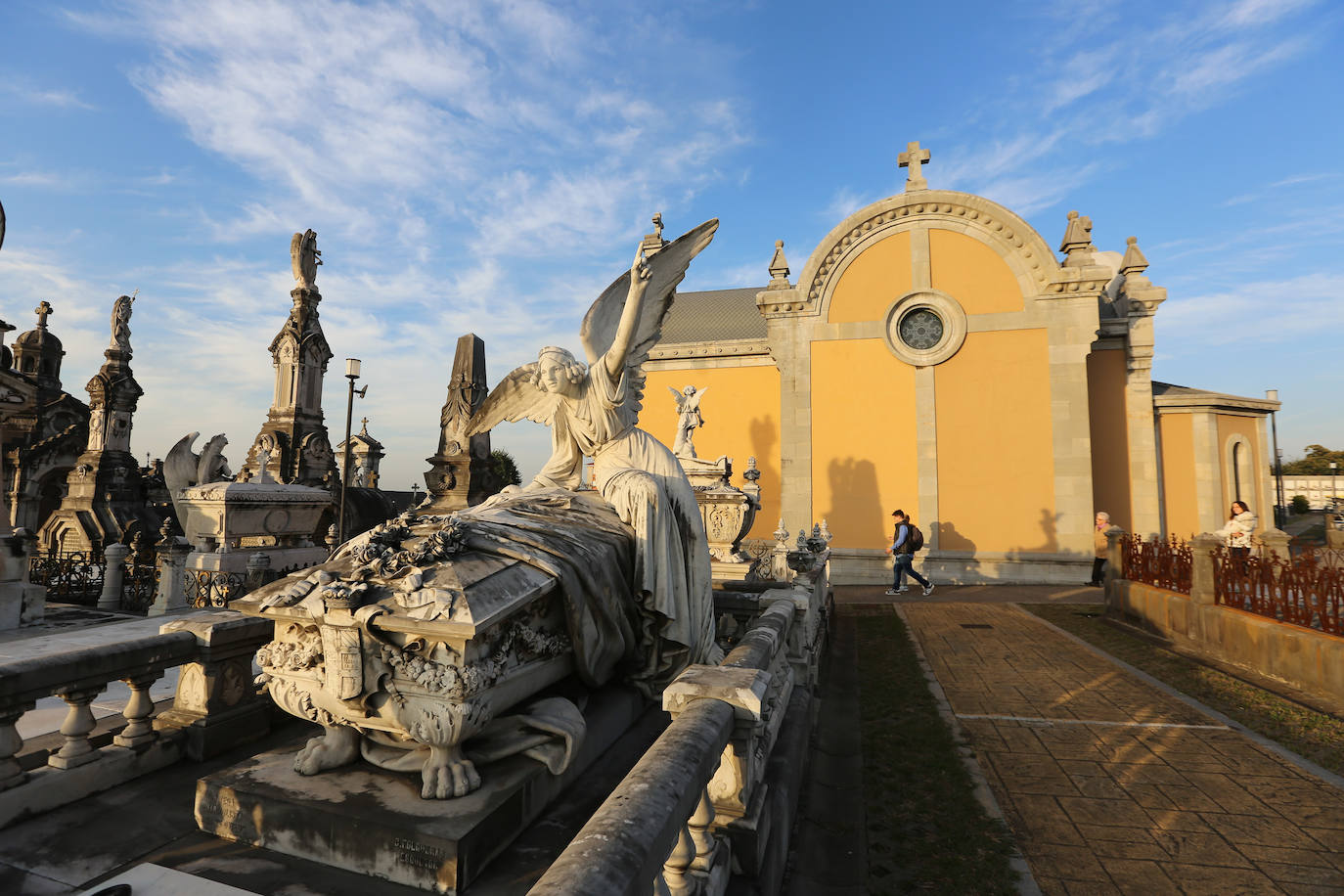 La Carriona . Este cementerio ubicado a las afueras de Avilés cuenta con una de las esculturas funerarias más bellas que existen. Además, este gran museo al aire libre forma parte de la Red Europea de Cementerios Significativos (ASCE).