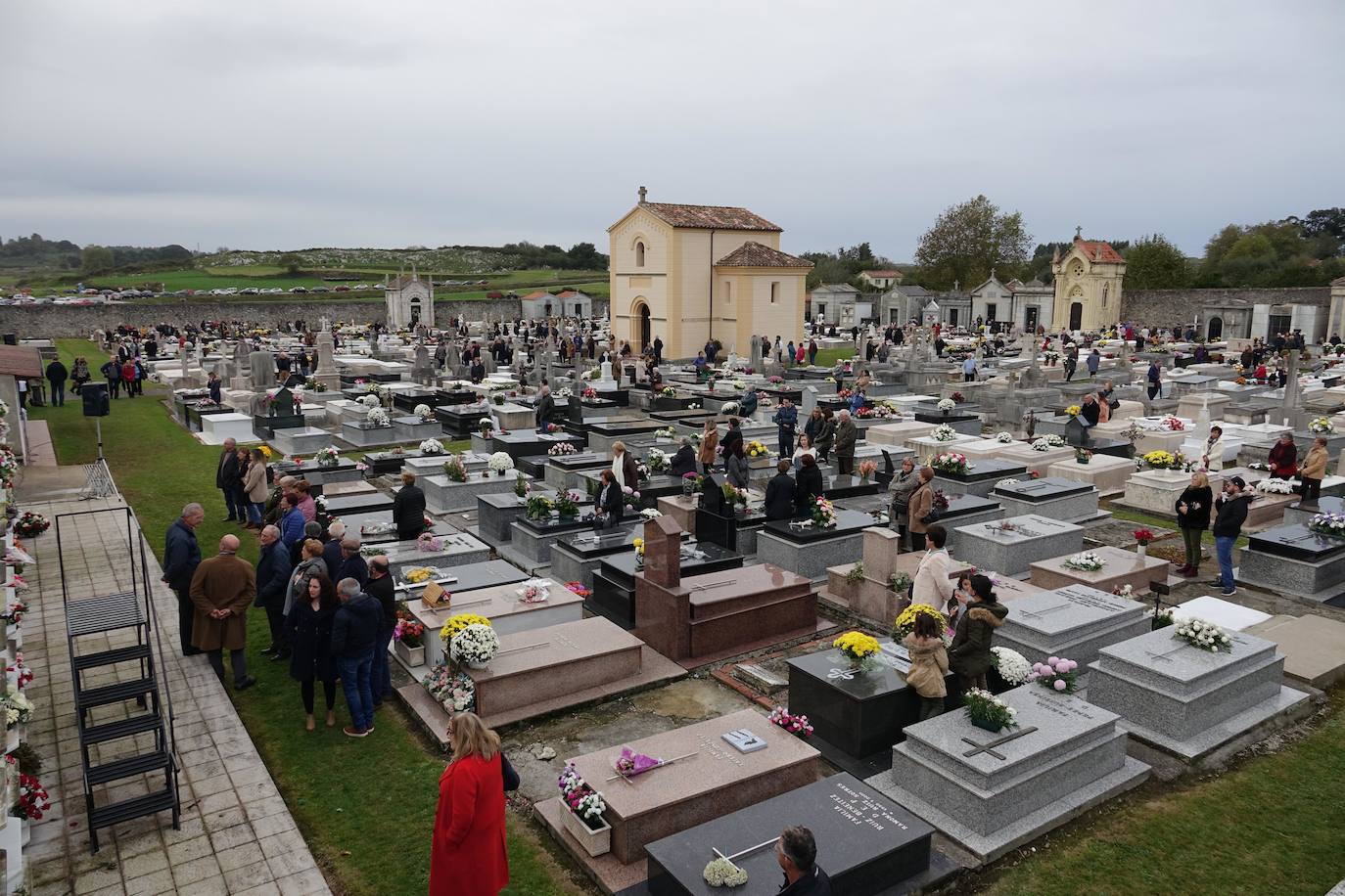 Camplengu de Llanes. Este camposanto ubicado en plena naturaleza, fue construido en 1907 y cuenta con todo tipo de espacios de enterramiento, desde grandes panteones hasta tumbas en tierra.