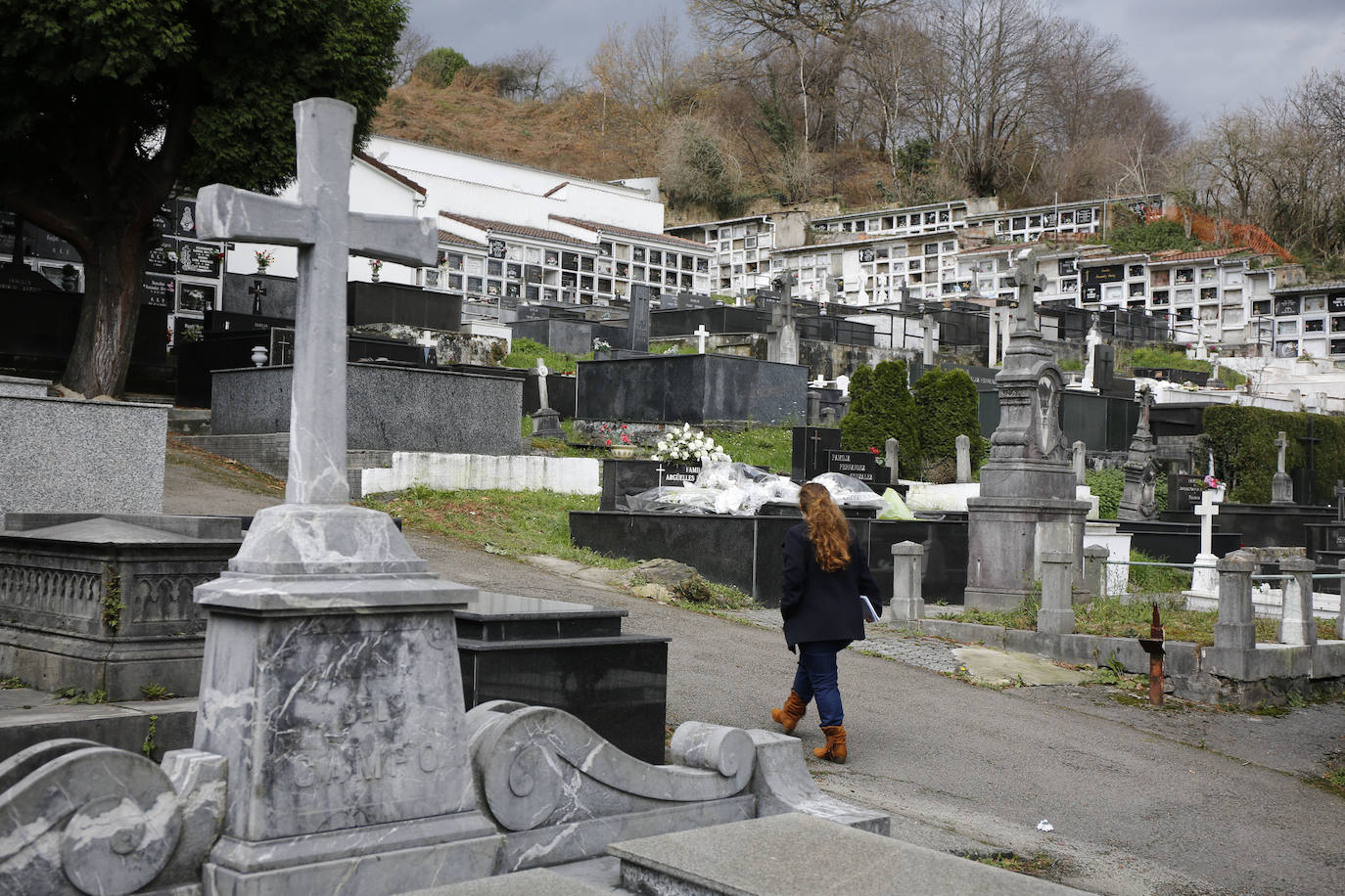 Sama de Langreo. Los turistas pueden observar las sorprendentes tumbas y nichos que se encuentran en el cementerio de Sama de Langreo rodeados de naturaleza.