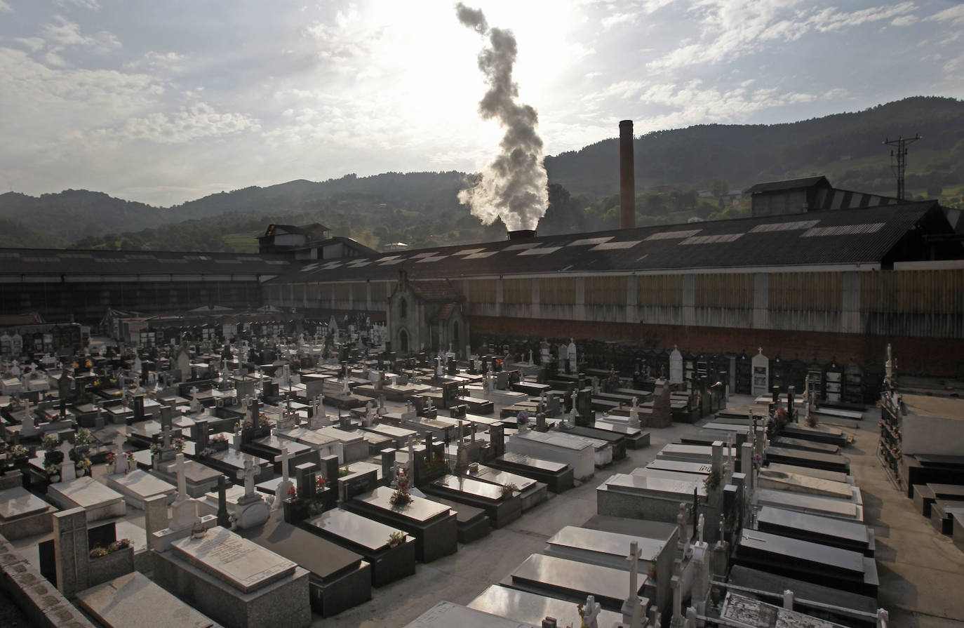 Trubia. El entorno de este cementerio sorprende casi tanto como sus sepulcros. Este camposanto se encuentra rodeado de naves industriales, cuyas columnas de humo interrumpen el paisaje montañoso que lo decora.