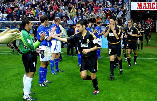 Pasillo de honor al Real Madrid (2001). 