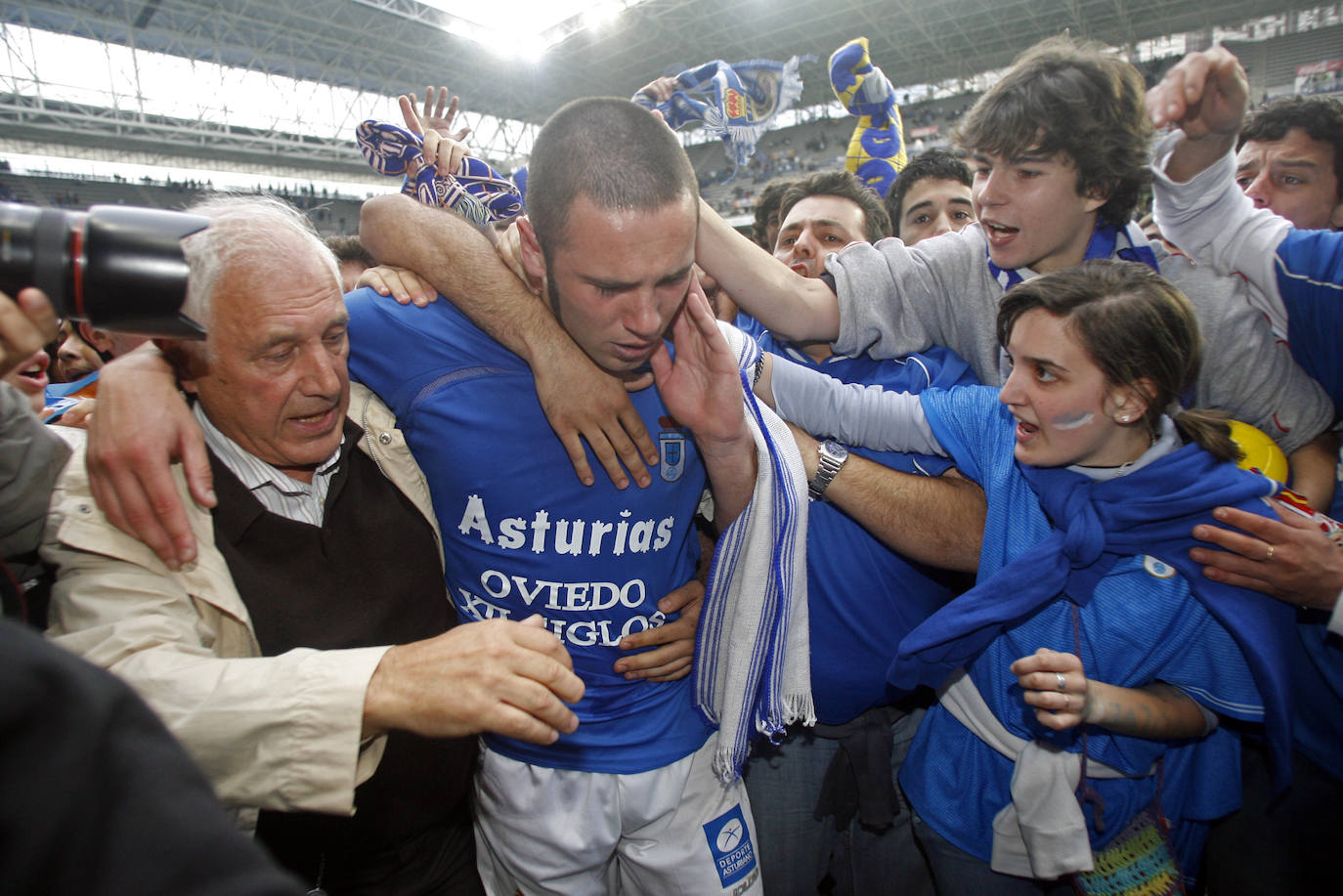 Aficionados carbayones consuelan a Diego Cervero al final del partido de vuelta de la primera ronda de la fase de ascenso a Segunda División B disputado en el Carlos Tartiere por el Real Oviedo frente al Caravaca (2008).