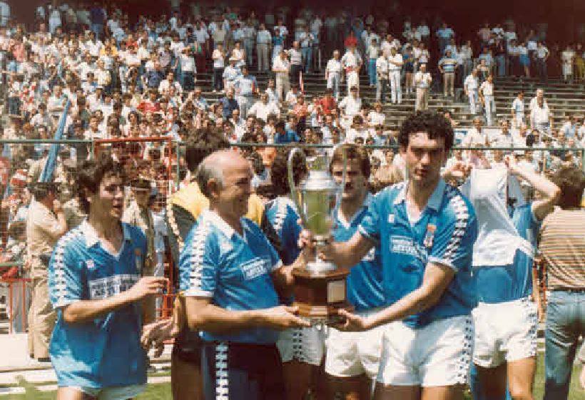 Berto y Herrera con el trofeo de la Copa de la Liga de Segunda División. 