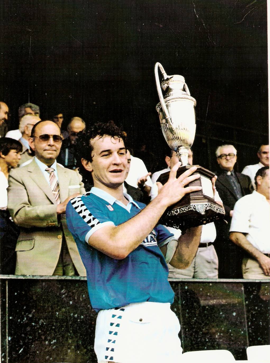 Vili, capitán del Real Oviedo, levanta el trofeo de la Copa de la Liga tras vencer en la final al Atlético de Madrid (1985). 