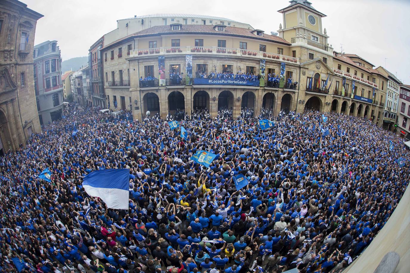 Los jugadores, e el balcón del Ayuntamiento vitoreados por miles de personas congregadas en la plaza de la Constitución (2015). 