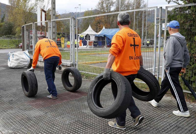 Trabajadores de Vesuvius han protagonizado este miércoles una cadena humana rodeando su planta en un intento de escenificar su unión en defensa del futuro de sus puestos de trabajo. El próximo 27 de noviembre habrá una nueva reunión de la mesa de reindustrialización de las plantas de la empresa. En la de hoy se ha anunciado el inicio de la búsqueda de inversores.