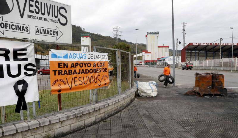 Trabajadores de Vesuvius han protagonizado este miércoles una cadena humana rodeando su planta en un intento de escenificar su unión en defensa del futuro de sus puestos de trabajo. El próximo 27 de noviembre habrá una nueva reunión de la mesa de reindustrialización de las plantas de la empresa. En la de hoy se ha anunciado el inicio de la búsqueda de inversores.