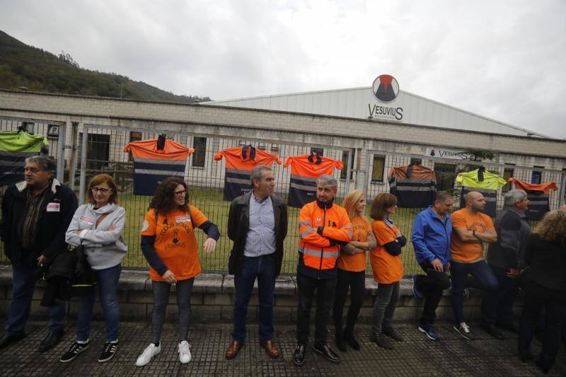 Trabajadores de Vesuvius han protagonizado este miércoles una cadena humana rodeando su planta en un intento de escenificar su unión en defensa del futuro de sus puestos de trabajo. El próximo 27 de noviembre habrá una nueva reunión de la mesa de reindustrialización de las plantas de la empresa. En la de hoy se ha anunciado el inicio de la búsqueda de inversores.