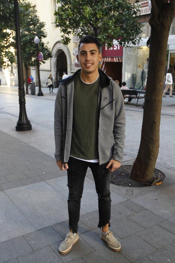 Miguel García, también con la mezcla perfecta de look deportivo y vaqueros. Ha elegido unos vaqueros con roturas en color negro y los ha combinado con una camiseta verde, una sudadera con cremallera y capucha en color gris y unas deportivas beige. ¿Su prenda imprescindible? Cualquier chaqueta con la que resistir la bajada de temperaturas.