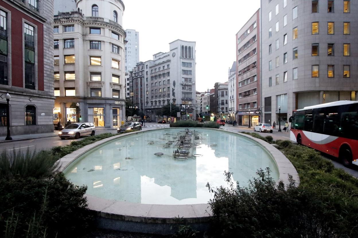 La fuente de la plaza del Carmen, que lleva años averiada y sin surtir agua. 
