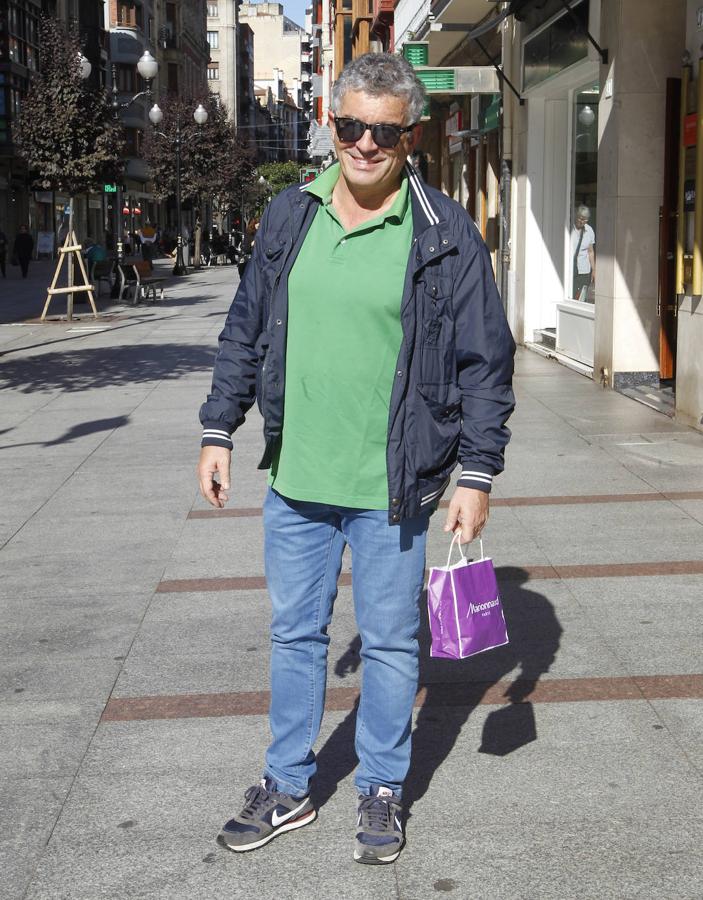 Francisco Llaneza prefiere los looks de diario en los que no haya que renunciar a la comodidad del estilo sport. En este estilismo ha combinado sus vaqueros y su polo en color verde, con una chaqueta bomber en azul marino y unas deportivas a juego. ¿A lo que siempre recurre cuando llega el otoño? Unas buenas botas. 