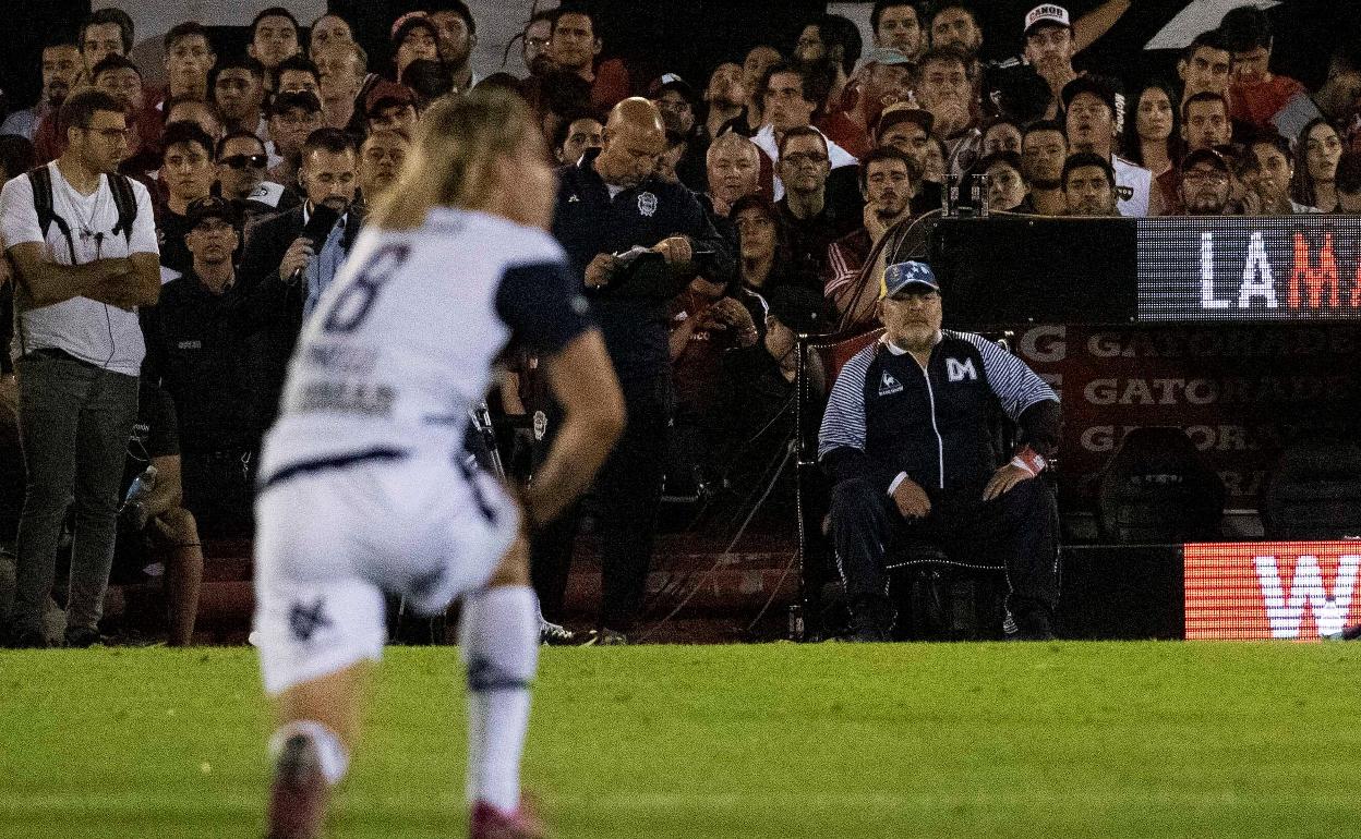 Maradona observa el partido en el sillón especial que le puso Newell's para seguir el duelo con Gimnasia