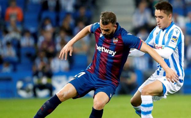 Andoni Gorosabel lucha un balón con el delantero del Levante Borja Mayoral