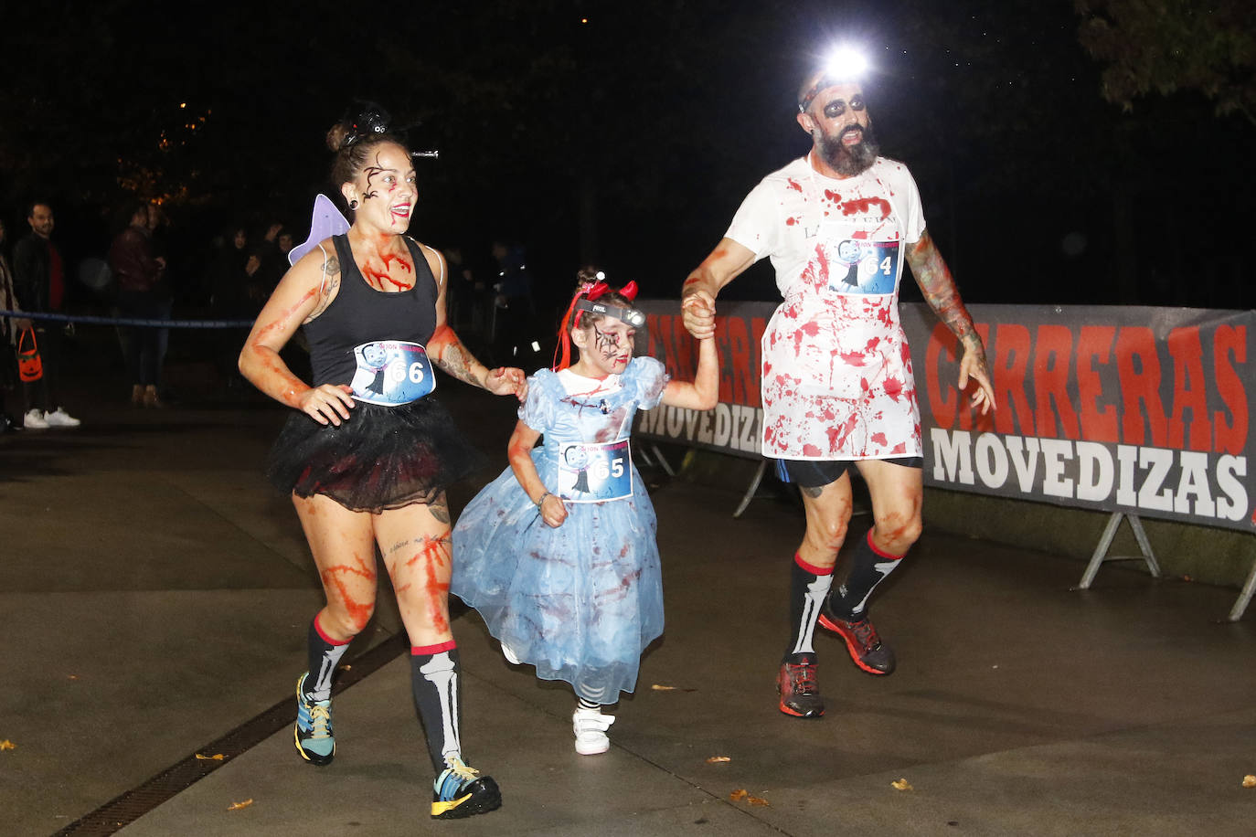 La carrera más terrorífica del año ha llenado Los Pericones de monstruos y calabazas.