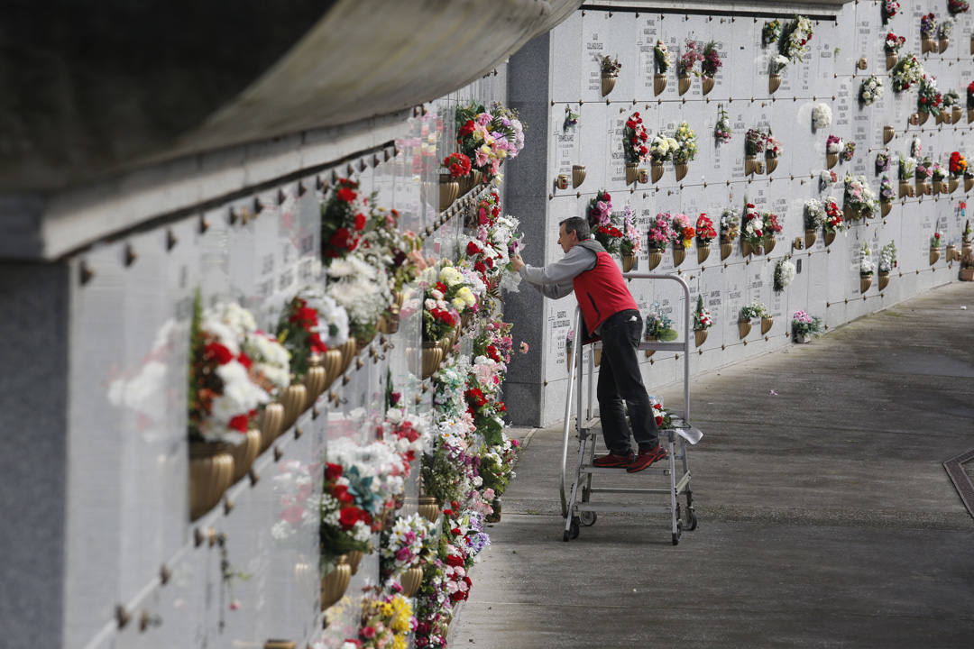 Ya han comenzado las visitas para honrar a los difuntos con motivo de la festividad de Todos los Santos en Deva y el cementerio gijonés está repleto de ofrendas florales. 