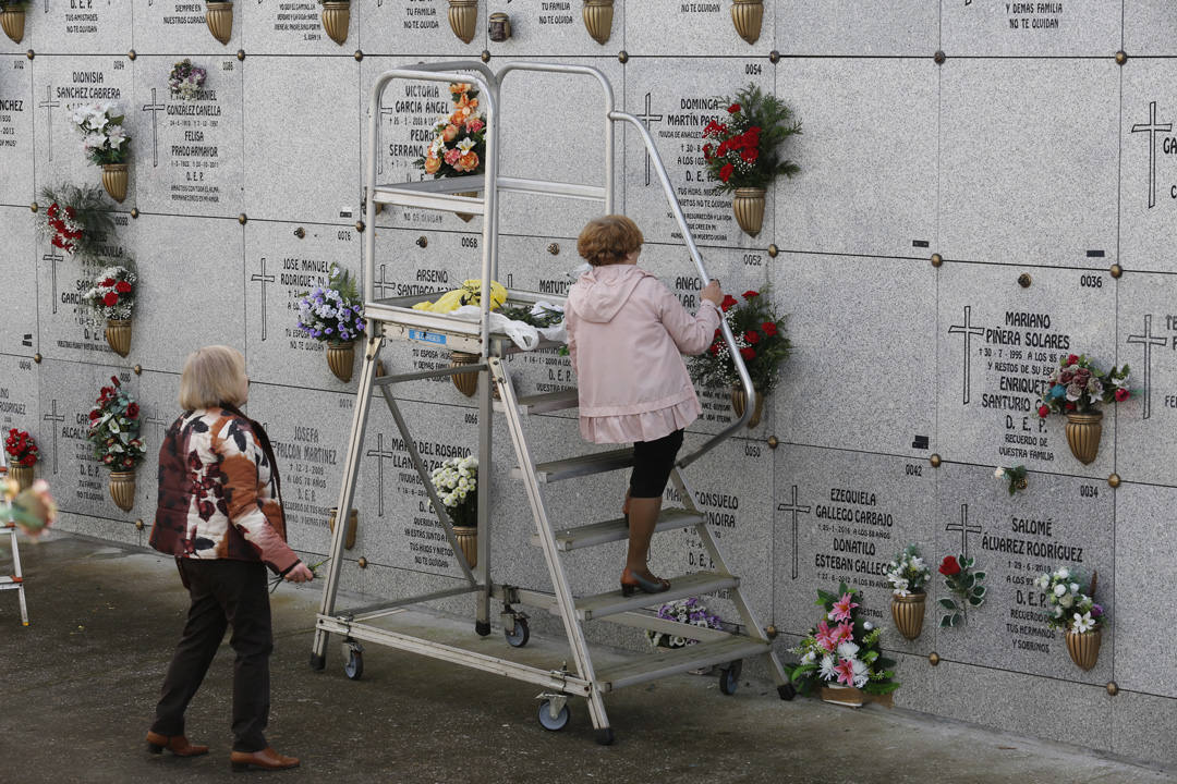 Ya han comenzado las visitas para honrar a los difuntos con motivo de la festividad de Todos los Santos en Deva y el cementerio gijonés está repleto de ofrendas florales. 