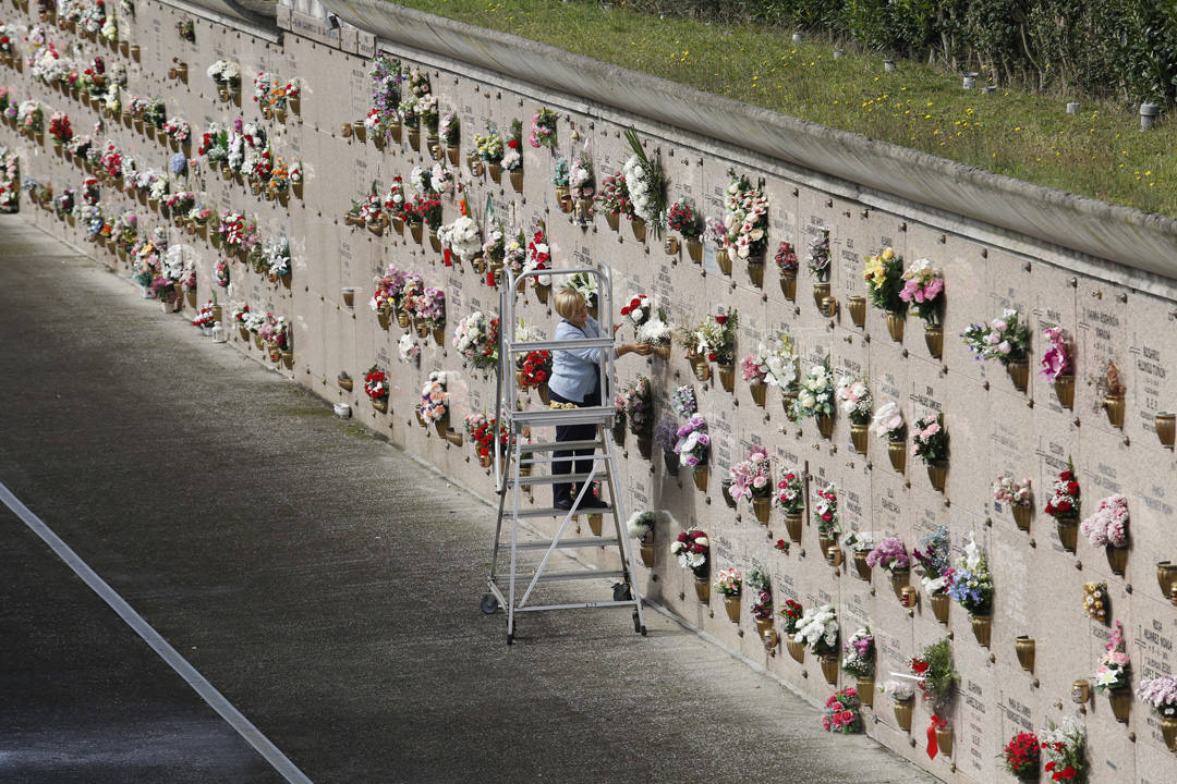 Ya han comenzado las visitas para honrar a los difuntos con motivo de la festividad de Todos los Santos en Deva y el cementerio gijonés está repleto de ofrendas florales. 