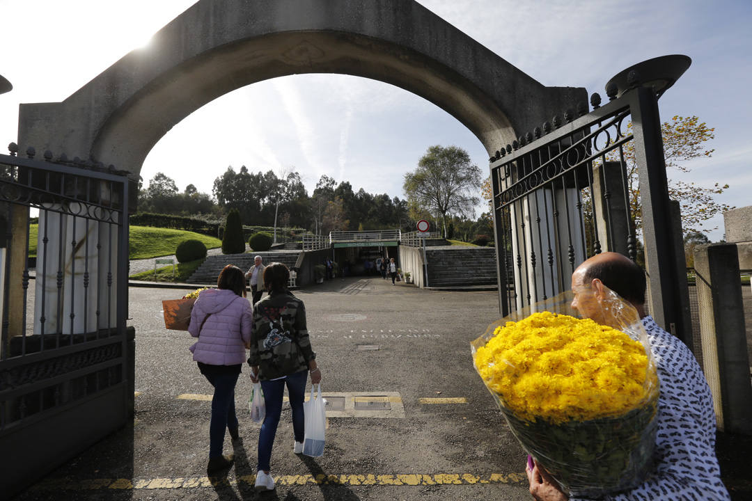 Ya han comenzado las visitas para honrar a los difuntos con motivo de la festividad de Todos los Santos en Deva y el cementerio gijonés está repleto de ofrendas florales. 