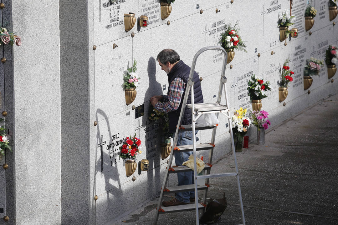 Ya han comenzado las visitas para honrar a los difuntos con motivo de la festividad de Todos los Santos en Deva y el cementerio gijonés está repleto de ofrendas florales. 