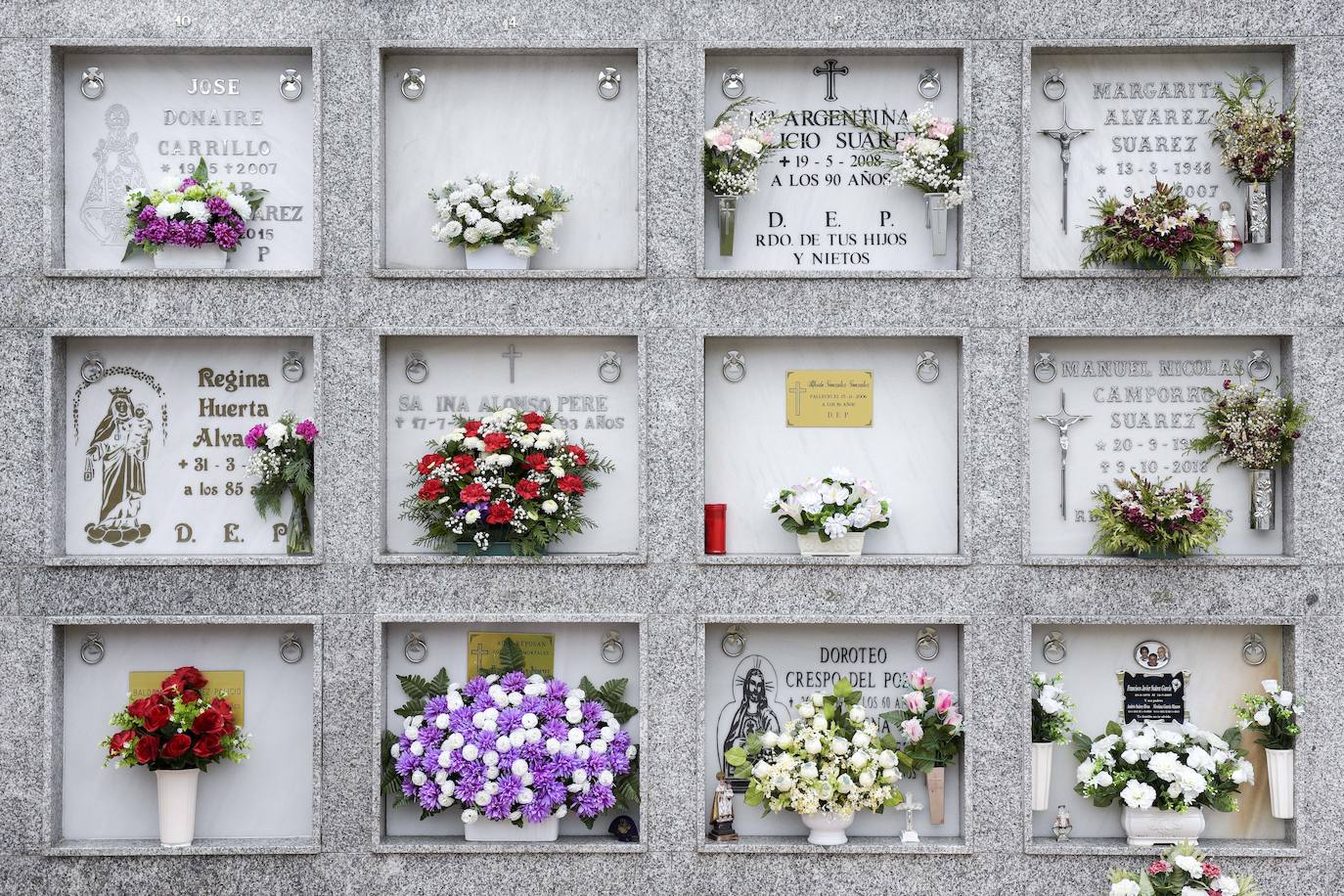 Los familiares de los difuntos que yacen en los cementerios de La Manjoya, Tudela Veguín, Olloniego y Trubia ya han comenzado a acudir a los sepulcros. 