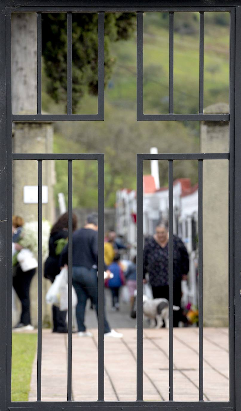 Los familiares de los difuntos que yacen en los cementerios de La Manjoya, Tudela Veguín, Olloniego y Trubia ya han comenzado a acudir a los sepulcros. 