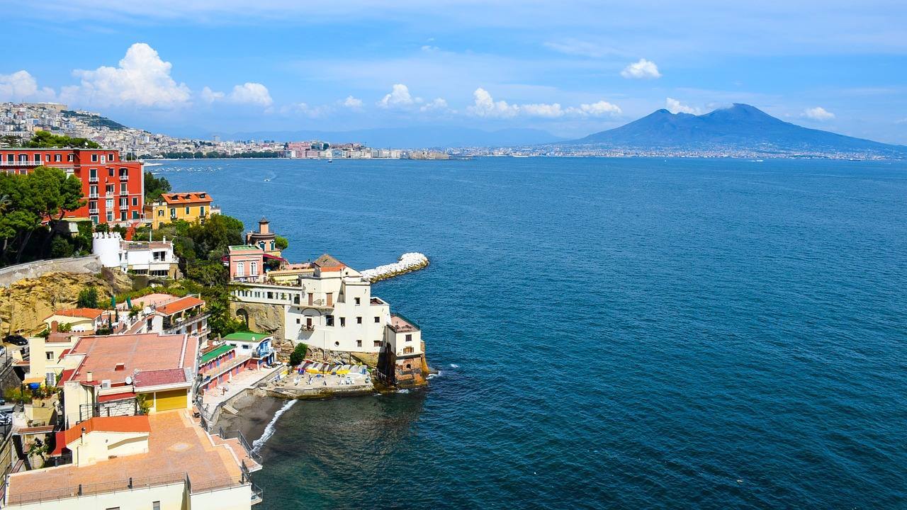 Nápoles (Italia) | Escondido bajo el golfo de Nápoles se encuentra Campi Flegrei, un volcán todavía más peligroso que el Vesubio y que entró en erupción por última vez en 1538. Sin embargo, los expertos señalan que el volcán da de nuevo muestras de reactivarse, lo que arrasaría por completo este destino de ensueño y sus alrededores.