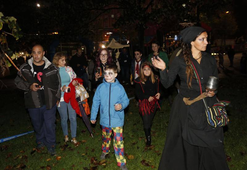 El barrio gijonés de El Llano ha celebrado la nueche de las ánimas, donde se han dado cita brujas, monstruos y calabazas.
