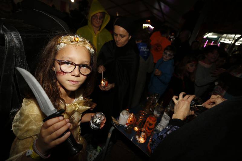 El barrio gijonés de El Llano ha celebrado la nueche de las ánimas, donde se han dado cita brujas, monstruos y calabazas.