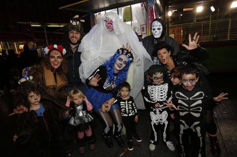 El barrio gijonés de El Llano ha celebrado la nueche de las ánimas, donde se han dado cita brujas, monstruos y calabazas.