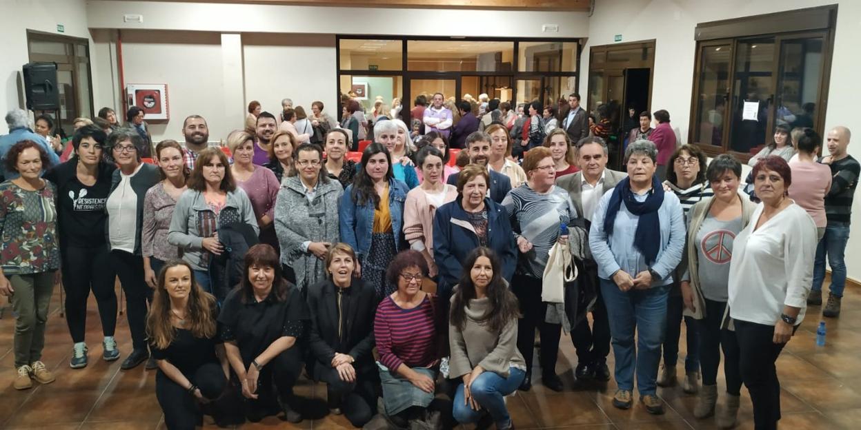 Las diecisiete participantes del Día Internacional de las Mujeres Rurales junto a las autoridades en Bimenes . 