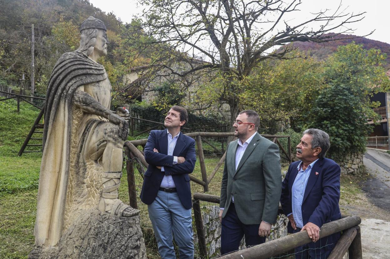 Alfonso Fernández Mañueco, Adrián Barbón y Miguel Ángel Revilla, ante la estatua de Pelayo en Cosgaya. 
