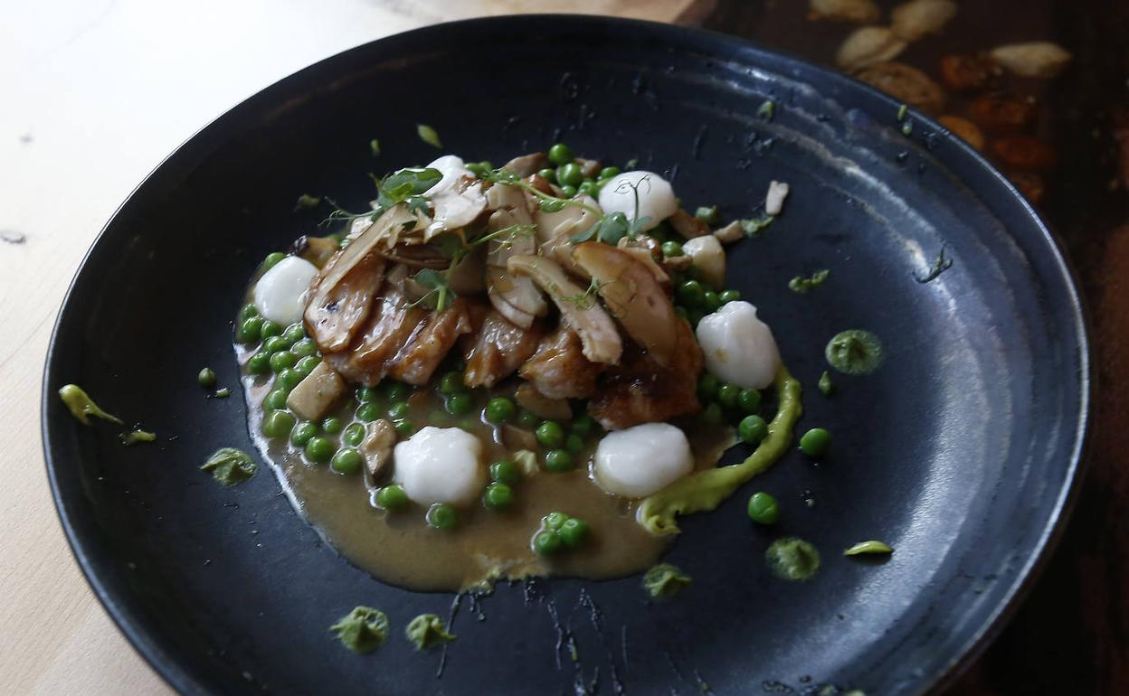 Mollejas de xatu con setas, arbeyos y ñoquis