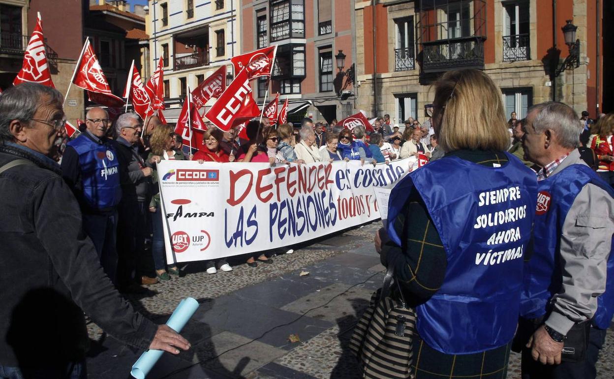 Concentrado en la Plaza Mayor de Gijón para reclamar subidas de pensiones de acuerdo al IPC garantizadas en la Constitución el pasado 3 de octubre.