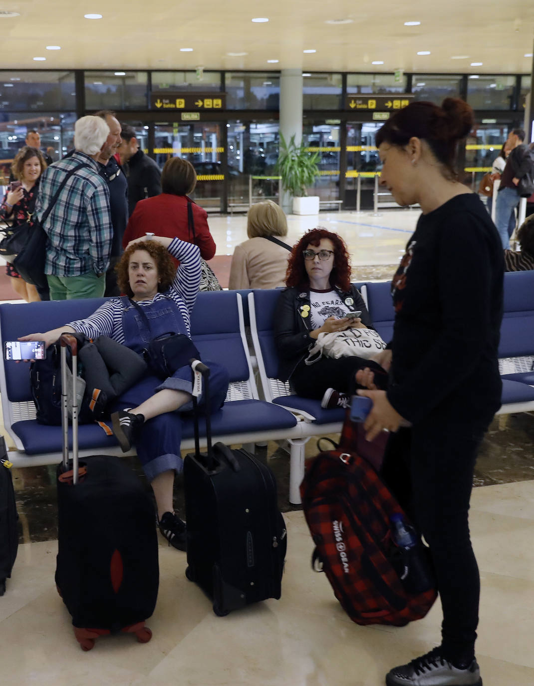 Pasajeros de Volotea se muestran indignados tras más de ocho horas esperando un avión en el aeropuerto de Asturias. Fueron desembarcados del avión por un problema técnico a las 11.20 de la mañana y se anuncia la salida hacia Alicante a las 21.20 horas