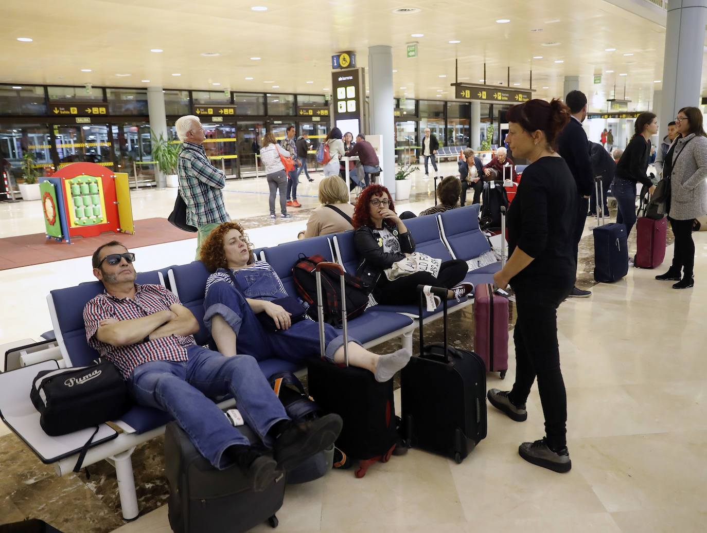 Pasajeros de Volotea se muestran indignados tras más de ocho horas esperando un avión en el aeropuerto de Asturias. Fueron desembarcados del avión por un problema técnico a las 11.20 de la mañana y se anuncia la salida hacia Alicante a las 21.20 horas