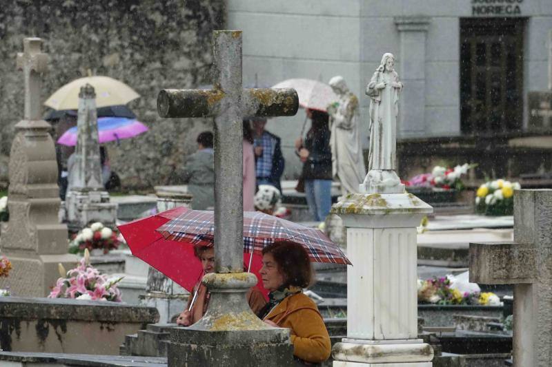 A pesar de la lluvia, el recuerdo de sus seres queridos y la necesidad de estar cerca de ellos en un día como el de Todos los Santos ha hecho que numerosas personas hayan visitado en esta jornada los cementerios de Llanes, Niembru, Infiesto o Ribadesella.