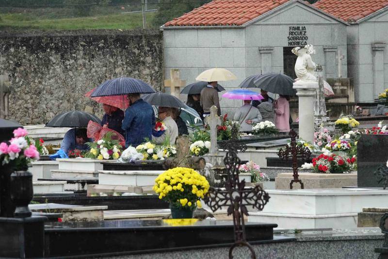 A pesar de la lluvia, el recuerdo de sus seres queridos y la necesidad de estar cerca de ellos en un día como el de Todos los Santos ha hecho que numerosas personas hayan visitado en esta jornada los cementerios de Llanes, Niembru, Infiesto o Ribadesella.