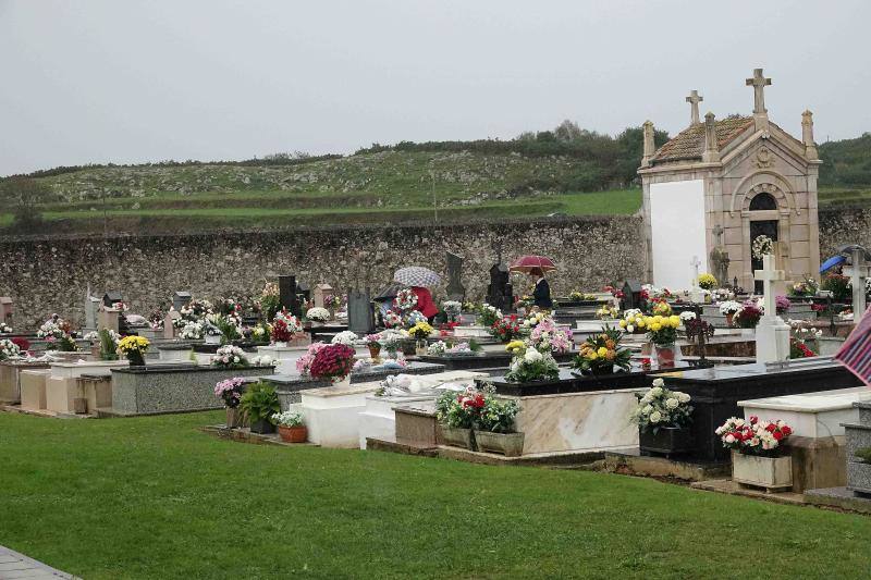 A pesar de la lluvia, el recuerdo de sus seres queridos y la necesidad de estar cerca de ellos en un día como el de Todos los Santos ha hecho que numerosas personas hayan visitado en esta jornada los cementerios de Llanes, Niembru, Infiesto o Ribadesella.