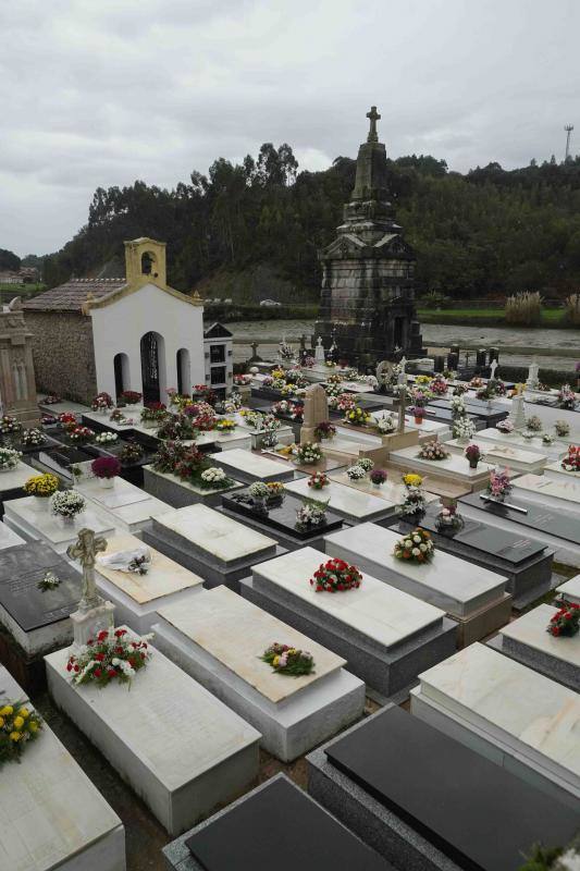 A pesar de la lluvia, el recuerdo de sus seres queridos y la necesidad de estar cerca de ellos en un día como el de Todos los Santos ha hecho que numerosas personas hayan visitado en esta jornada los cementerios de Llanes, Niembru, Infiesto o Ribadesella.