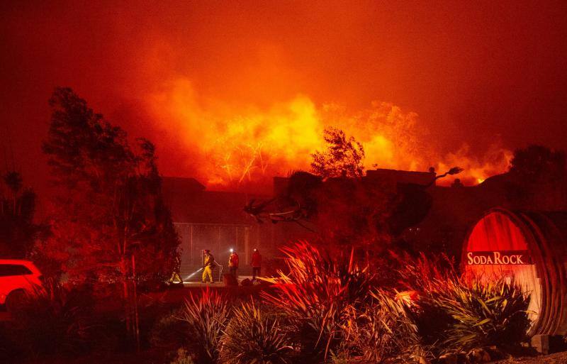 El sur de California lleva días siendo arrasada por varios incendios forestales que los bomberos tratan de contener.