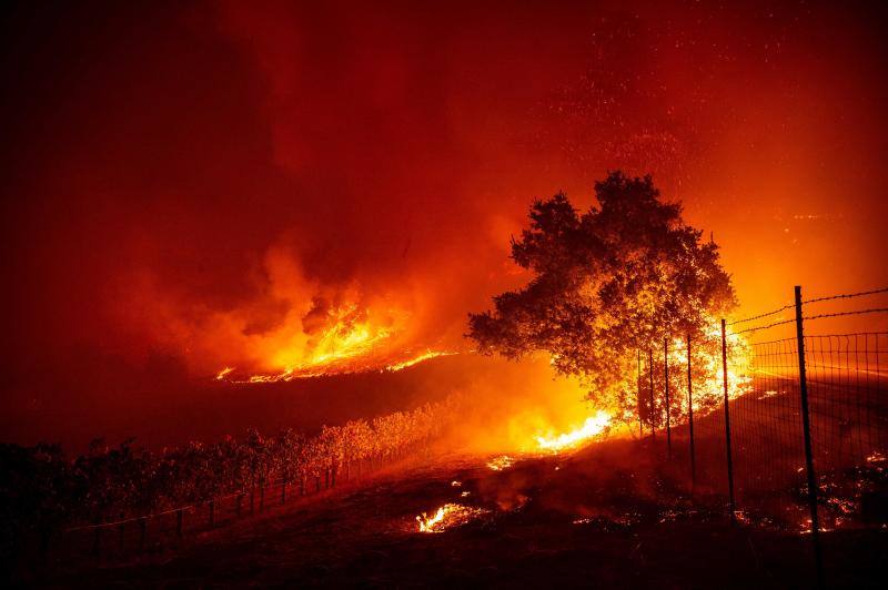 El sur de California lleva días siendo arrasada por varios incendios forestales que los bomberos tratan de contener.