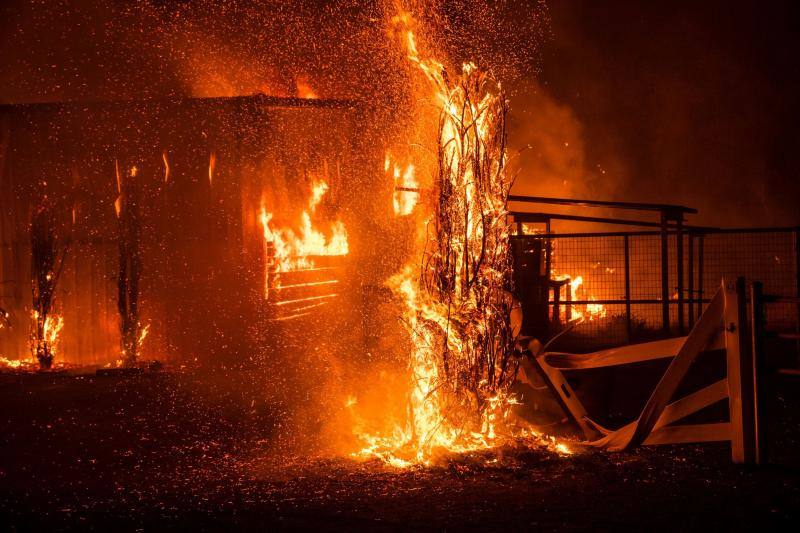 El sur de California lleva días siendo arrasada por varios incendios forestales que los bomberos tratan de contener.