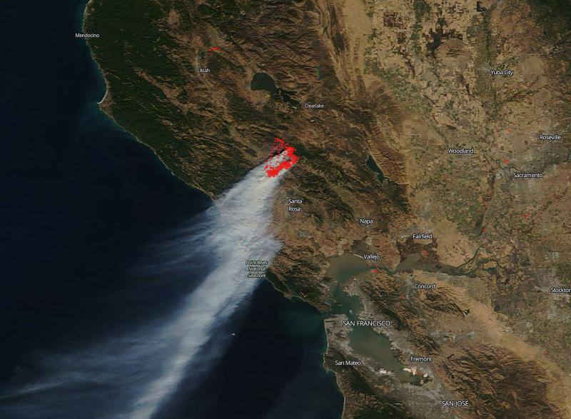 El sur de California lleva días siendo arrasada por varios incendios forestales que los bomberos tratan de contener.