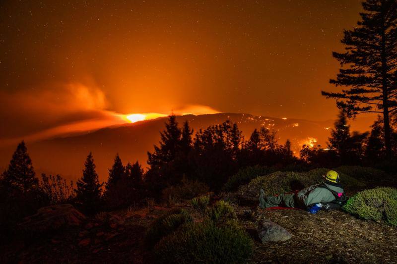 El sur de California lleva días siendo arrasada por varios incendios forestales que los bomberos tratan de contener.