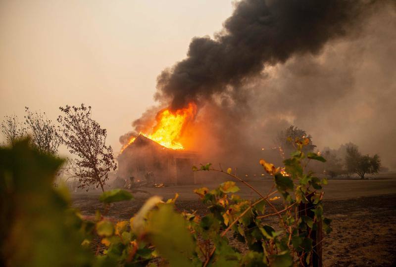 El sur de California lleva días siendo arrasada por varios incendios forestales que los bomberos tratan de contener.