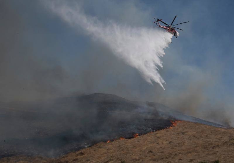 El sur de California lleva días siendo arrasada por varios incendios forestales que los bomberos tratan de contener.