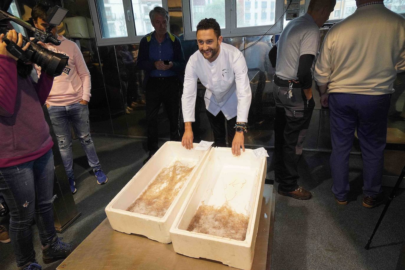 6.260 euros. Es lo que se ha pagado por la primera angula de la temporada en la rula de Ribadesella. Los 2,5 primeros kilos han sido adquiridos por los restaurantes riosellanos El Campanu y La Ría del Campanu.